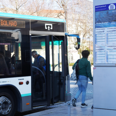 autocarro na paragem